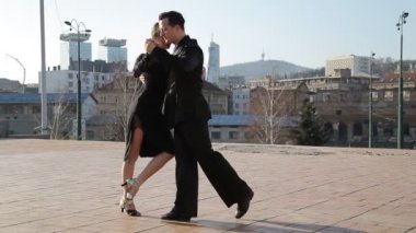 Sarajevo, Bosna Hersek, sokakta dans profesyonel dansçılar