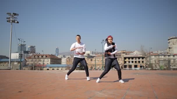 Bailarines profesionales bailando en la calle — Vídeo de stock