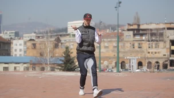 Танцующий хип-хоп танцор на улице — стоковое видео