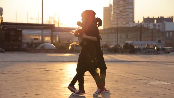 Zwei kleine Mädchen tanzen in der Straße von Sarajevo bei Sonnenuntergang — Stockvideo