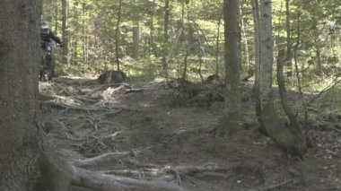 Adam ormanda Bisiklete binmek ve gerçekleştirme dağ bisikleti üzerinde hileler ve atlar