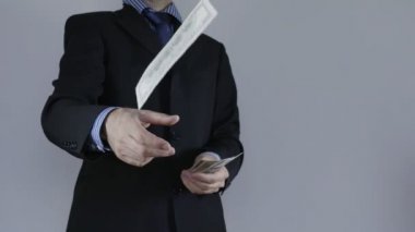 İşadamı para kameraya atar.