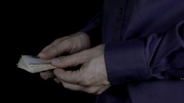 adamın elinde para sayar
