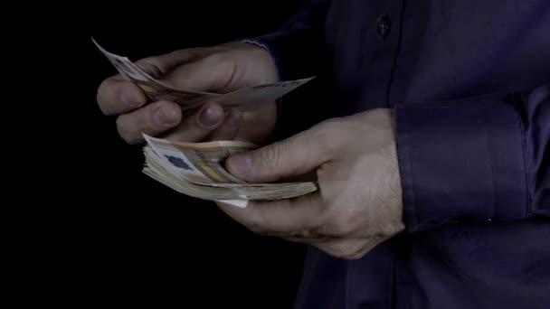 Чоловік рахує гроші в руках — стокове відео
