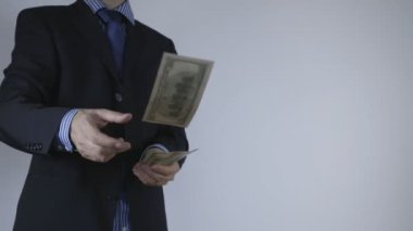 İşadamı para kameraya atar.