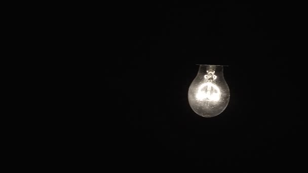 ワイヤー ループ 4 k に輝くぶら下げ電球ダングル — ストック動画