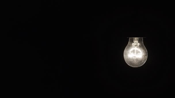 와이어 루프 4 k에 빛나는 거 전구 매달려 — 비디오