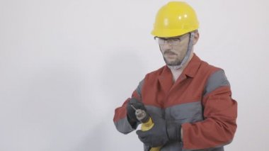 Sondaj için delme makinesi hazırlama işçisi