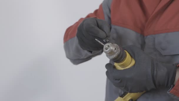 Trabajador preparando una máquina de perforación para la perforación — Vídeo de stock