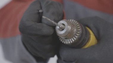 Sondaj için delme makinesi hazırlama işçisi