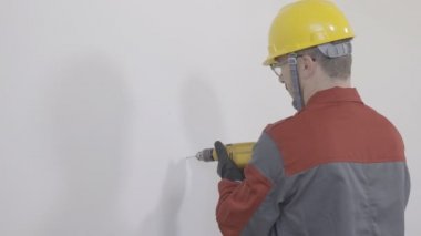 Bir sondaj makinesi ve duvarda delik delme kullanarak alt