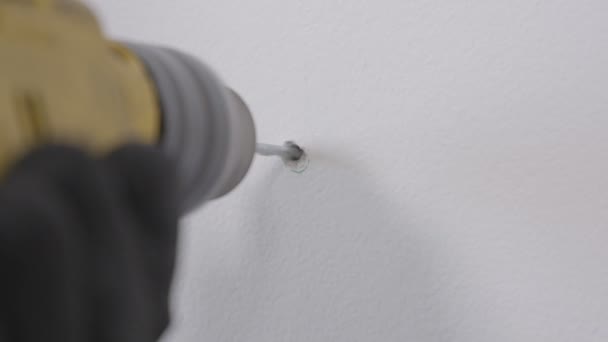 Trabajador usando una máquina de perforación y agujero de perforación en la pared — Vídeo de stock