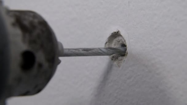 Pracovník pomocí vrtací stroj a vrtání děr ve zdi — Stock video