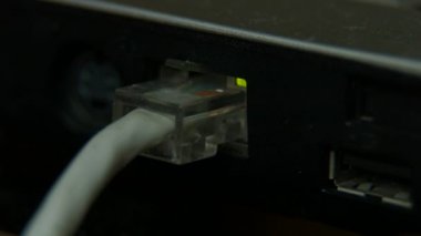 LAN bağlantı noktası laptop, laptop içine takılı kablo.