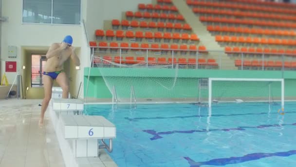 Hombre se zambulle en la piscina — Vídeos de Stock