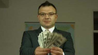 Neşeli bankacı gösterilen onun temettü kar, gelir, kazanç, kazanç, yarar