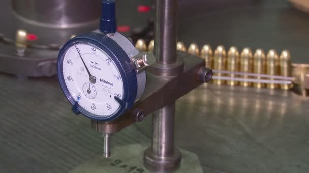 Usine de munitions, balles pour fusil sur la chaîne de production — Video