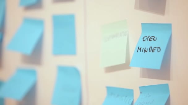 Wall full of post  notes, Open Mind text in focus — Stockvideo