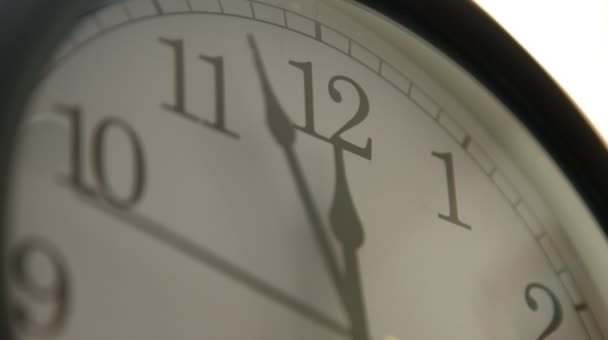 Gros plan des aiguilles sur le visage de l'horloge 
