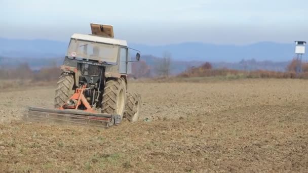 Trekkers voorbereiding land bestemd voor zaaidoeleinden — Stockvideo