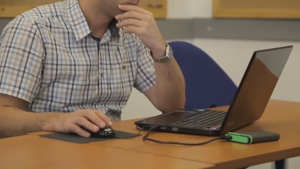 A young businessman working  on laptop — Stockvideo