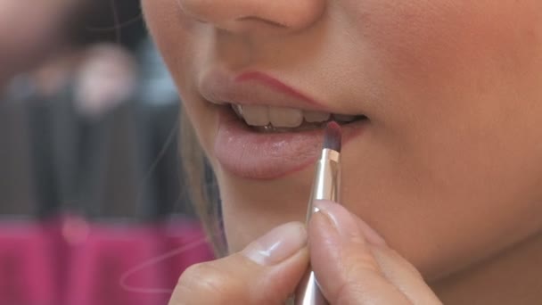 Make-up artist toepassing bloedige lippenstift — Stockvideo