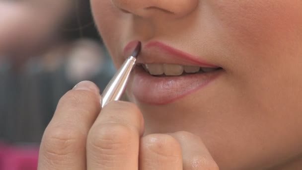 Visagistin trägt blutigen Lippenstift auf — Stockvideo