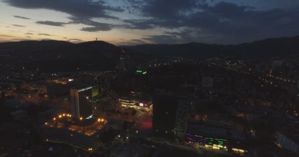 Sarajevo - 25 September 2016:Aerial Shot van de zakenwijk en het centrum van de stad van Sarajevo's nachts, op 26 September 2016 in Sarajevo, Bosnië en Herzegovina — Stockvideo