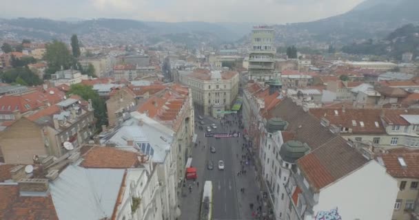 САРАЕВО - СЕНТЯБРЬ 2016: Аэросъемка центра города Сараево — стоковое видео