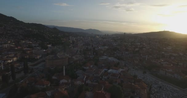 Captura aérea de Sarajevo, Bosnia y Herzegovina al atardecer, Casco antiguo — Vídeos de Stock