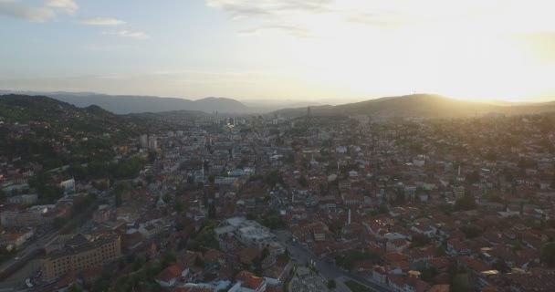 Plan aérien de Sarajevo, Bosnie-Herzégovine au coucher du soleil, Vieille ville — Video