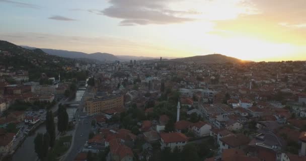 萨拉热窝空中射击，波斯尼亚和黑塞哥维那在夕阳的老镇 — 图库视频影像