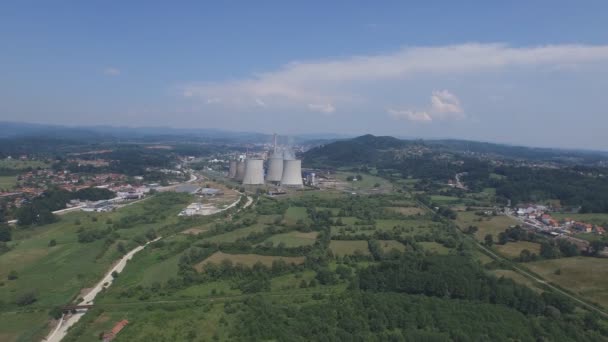 Теплоэлектростанция в Тузле, Босния и Герцеговина, кадры с воздуха — стоковое видео
