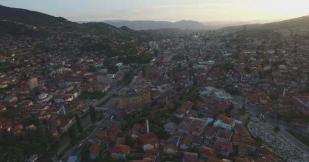 Sarajevo ripresa aerea, Bosnia-Erzegovina al tramonto, Città vecchia — Video Stock