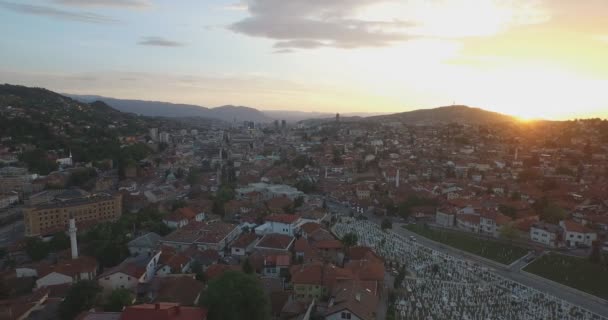 Captura aérea de Sarajevo, Bosnia y Herzegovina al atardecer, Casco antiguo — Vídeos de Stock