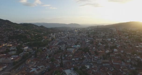 Captura aérea de Sarajevo, Bosnia y Herzegovina al atardecer, Casco antiguo — Vídeos de Stock