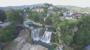Pliva şelale, Jajce, Bosna Hersek - gök olayları görüntülemek nehir Pliva Vrbas Nehri'nin birleştiği bir yer. Şelale şehrin Jajce, Merkez Bosna-Hersek Hd50p içinde yer almaktadır