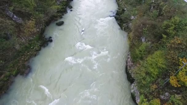 Vue Aérienne Du Kayak Flottant Dans La Rivière 