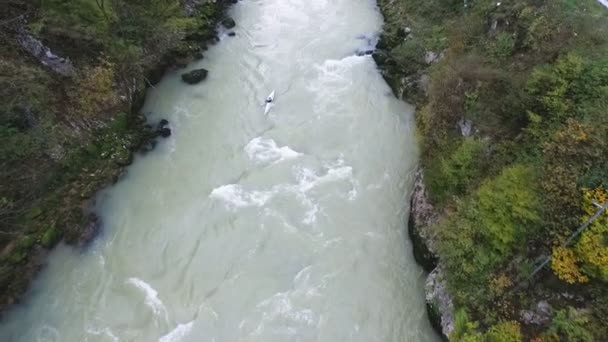 Letecký pohled na kajak plovoucí v řece — Stock video