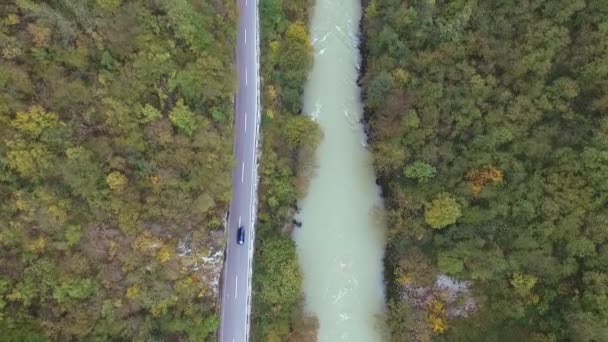 Luchtfoto van een auto rijden op een weg door de rivier — Stockvideo