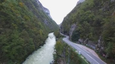 Bosna-Hersek Vrbas Nehri'nin havadan görünümü