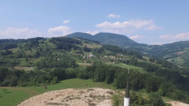 Cerska, Bosnien - 12. Juli 2015: die bei Erdrutschen zerstörte Moschee, Drohnenangriffe, ein Jahr später am 12. Juli, Bosnien und Herzegowina — Stockvideo