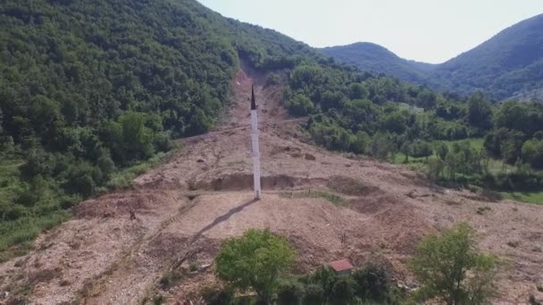 Cerska, Bosnien - juli 12, 2015: Moskén förstörd i jordskred, drone skott, ett år efter den 12 juli, Bosnien och Hercegovina — Stockvideo