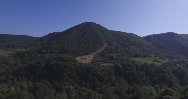Cerska, Bosna Hersek - 12 Temmuz 2015: Heyelanlar, dron çekim, 12 Temmuz'da bir yıl sonra Bosna ve Hersek cami yok — Stok video