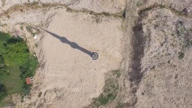 Cerska, Bosna Hersek - 12 Temmuz 2015: Heyelanlar, dron çekim, 12 Temmuz'da bir yıl sonra Bosna ve Hersek cami yok
