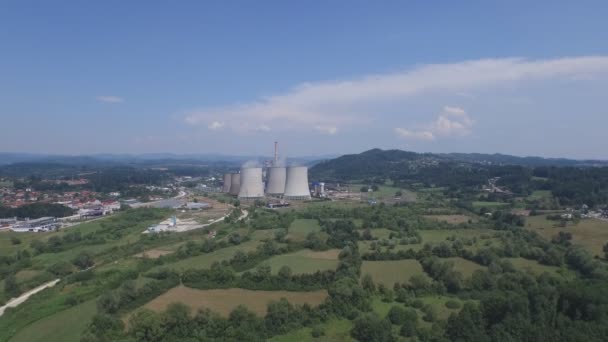 โรงไฟฟ้าพลังความร้อนที่บอสเนียและเฮอร์เซโกวีนา ภาพถ่ายทางอากาศ — วีดีโอสต็อก