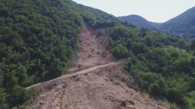 Cerska, Bosna Hersek - 12 Temmuz 2015: Heyelanlar, dron çekim, 12 Temmuz'da bir yıl sonra Bosna ve Hersek cami yok