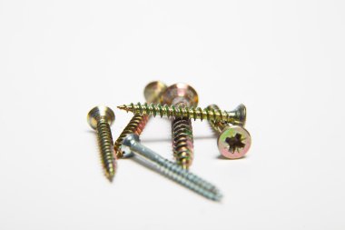 Beyaz zemin üzerine vidalı vidalar