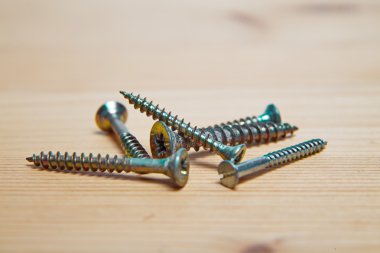 Beyaz zemin üzerine vidalı vidalar