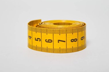 Dikiş santimetre sarı renk beyaz bir arka plan üzerinde